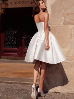 Avec robe de cocktail élégante courte en tissu satiné à col en cœur