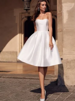 Avec robe de cocktail élégante courte en tissu satiné à col en cœur