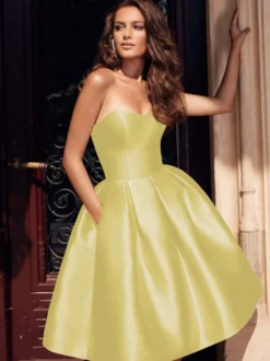 Avec robe de cocktail élégante courte en tissu satiné à col en cœur
