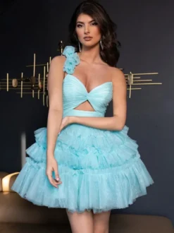 Avec robe de soirée courte asymétrique en tulle à fleurs