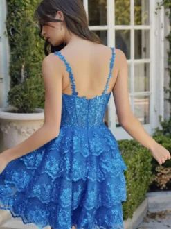 Avec robe de soirée courte à décolleté court et paillettes