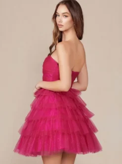 Avec robe de soirée courte en tulle découpé avec décolleté court