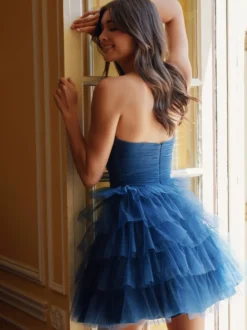 Avec robe de soirée courte en tulle découpé avec décolleté court