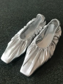 Ballerines argentées chaussures plates plissées à bout carré