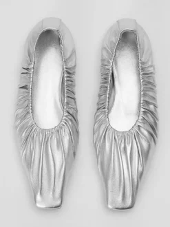 Ballerines argentées chaussures plates plissées à bout carré