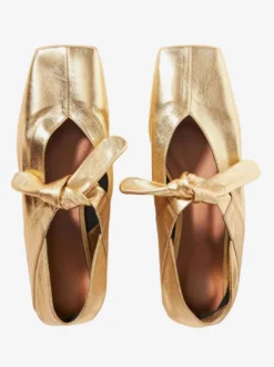 Ballerines dorées à bout carré et détails noués métalliques