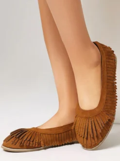 Ballerines en daim marron à bout rond chaussures plates à enfiler avec pompons