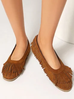Ballerines en daim marron à bout rond chaussures plates à enfiler avec pompons