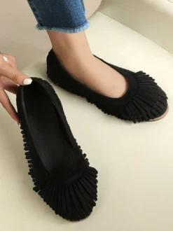 Ballerines en daim marron à bout rond chaussures plates à enfiler avec pompons