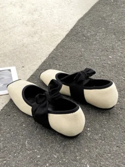 Ballerines noires à bout carré à lacets femmes