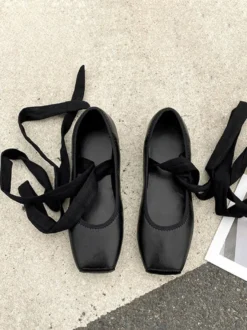 Ballerines noires à bout carré à lacets femmes