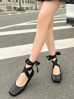 Ballerines noires à bout carré à lacets femmes