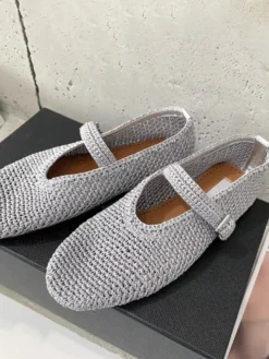 Ballerines noires à bout rond et boucle décorative