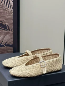 Ballerines noires à bout rond et boucle décorative