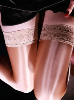 Bas et collants pour femmes chaussettes hautes noires transparentes en dentelle blanche