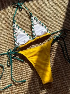 Bikini dos nu sexy aux couleurs contrastées pour l'été 2026