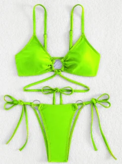 Bikini uni avec détails sur le devant et liens latéraux réglables pour l'été 2026
