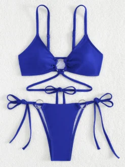 Bikini uni avec détails sur le devant et liens latéraux réglables pour l'été 2026