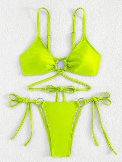 Bikini uni avec détails sur le devant et liens latéraux réglables pour l'été 2026