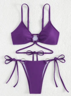 Bikini uni avec détails sur le devant et liens latéraux réglables pour l'été 2026