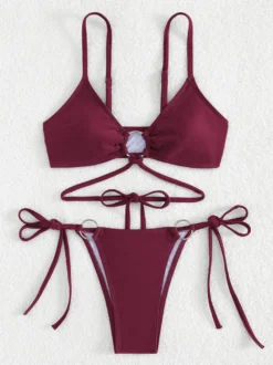 Bikini uni avec détails sur le devant et liens latéraux réglables pour l'été 2026