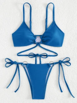 Bikini uni avec détails sur le devant et liens latéraux réglables pour l'été 2026