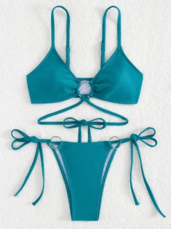 Bikini uni avec détails sur le devant et liens latéraux réglables pour l'été 2026