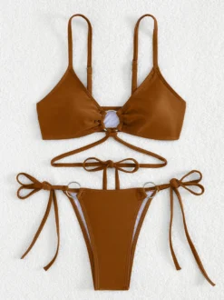 Bikini uni avec détails sur le devant et liens latéraux réglables pour l'été 2026