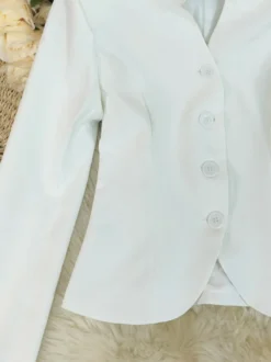 Blazer blanc cintré à col montant pour femme tailleur à basque et boutonnage simple