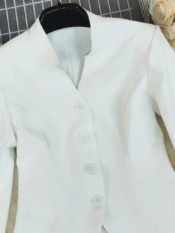 Blazer blanc cintré à col montant pour femme tailleur à basque et boutonnage simple