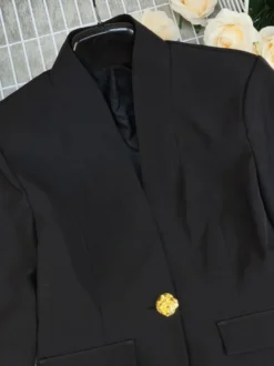 Blazer à col montant boutons dorés coupe cintrée décolleté en V profond tailleur slim pour femme