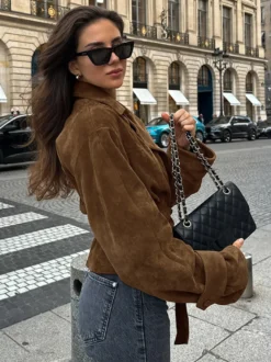 Blazer court en daim marron pour femme - Veste rétro à revers et ceinture à la taille coupe classique - Idées de tenues printanières vintage pour 2026