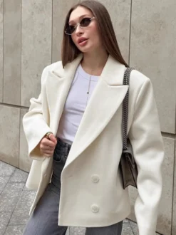Blazer crème à revers cranté pour femme - Veste oversize à simple boutonnage - Tenue printanière décontractée et minimaliste idéale pour la ville (collection printemps 2026)