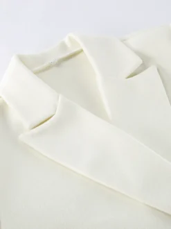 Blazer crème à revers cranté pour femme - Veste oversize à simple boutonnage - Tenue printanière décontractée et minimaliste idéale pour la ville (collection printemps 2026)
