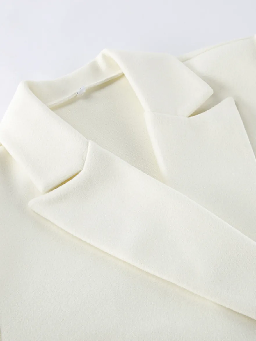 Blazer crème à revers cranté pour femme - Veste oversize à simple boutonnage - Tenue printanière décontractée et minimaliste idéale pour la ville (collection printemps 2026)