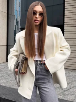 Blazer crème à revers cranté pour femme - Veste oversize à simple boutonnage - Tenue printanière décontractée et minimaliste idéale pour la ville (collection printemps 2026)