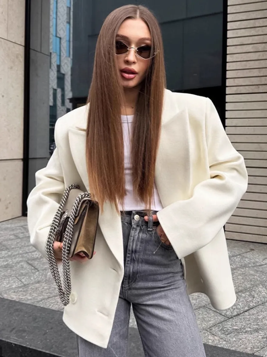 Blazer crème à revers cranté pour femme - Veste oversize à simple boutonnage - Tenue printanière décontractée et minimaliste idéale pour la ville (collection printemps 2026)