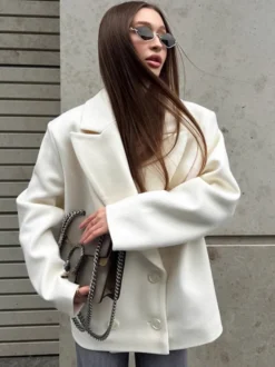 Blazer crème à revers cranté pour femme - Veste oversize à simple boutonnage - Tenue printanière décontractée et minimaliste idéale pour la ville (collection printemps 2026)