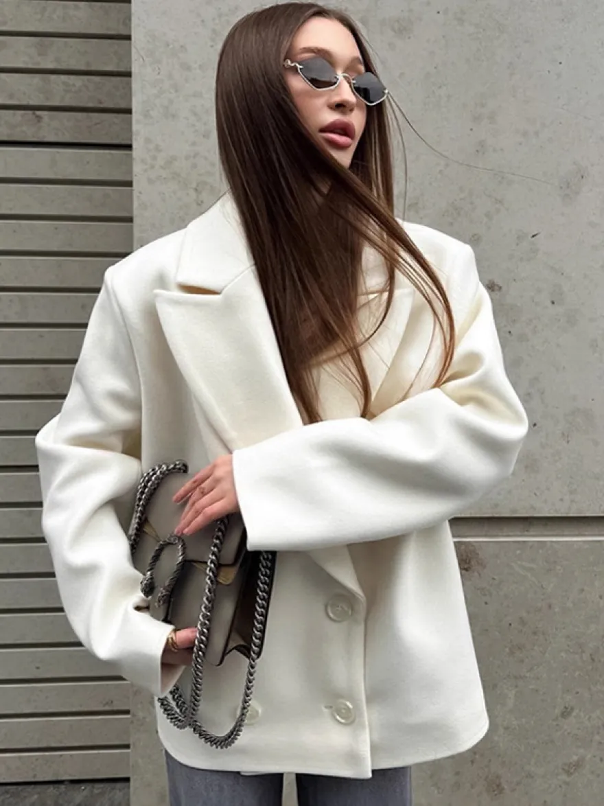 Blazer crème à revers cranté pour femme - Veste oversize à simple boutonnage - Tenue printanière décontractée et minimaliste idéale pour la ville (collection printemps 2026)