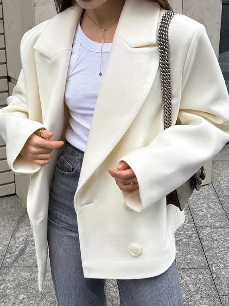 Blazer crème à revers cranté pour femme - Veste oversize à simple boutonnage - Tenue printanière décontractée et minimaliste idéale pour la ville (collection printemps 2026)