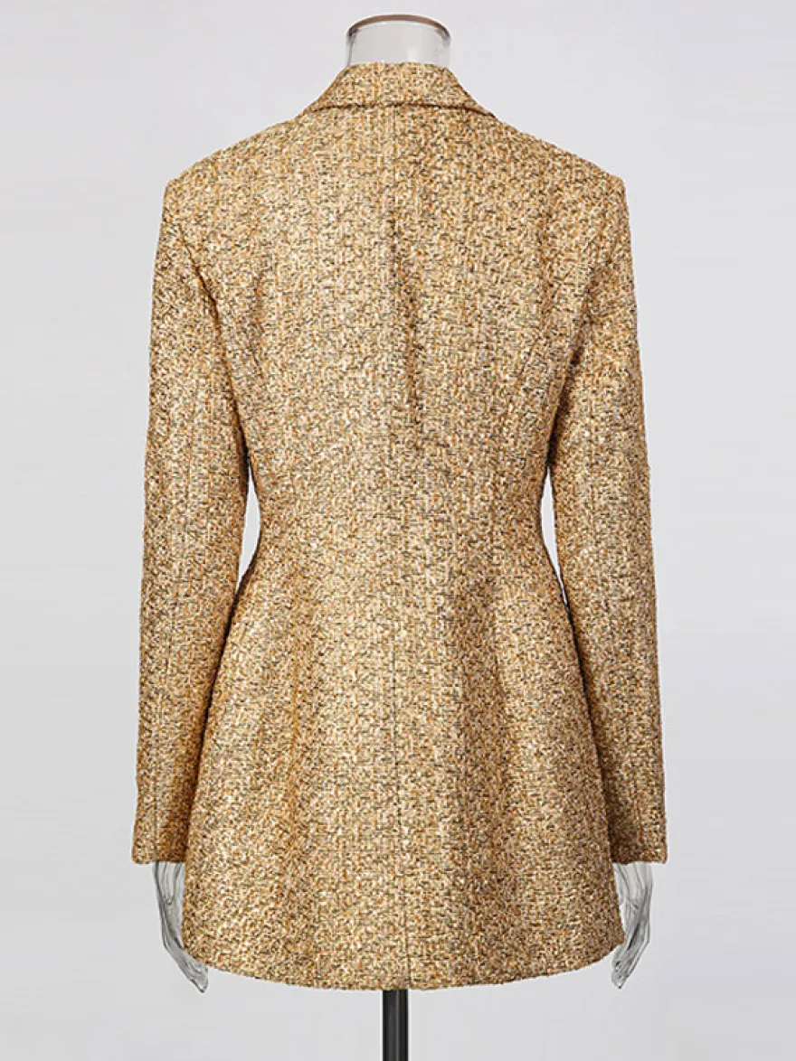 Blazer croisé en tweed doré boutons nacrés taille cintrée longueur midi.