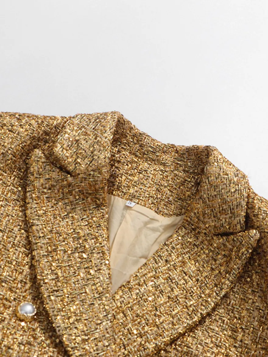 Blazer croisé en tweed doré boutons nacrés taille cintrée longueur midi.