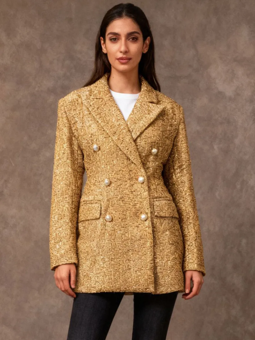 Blazer croisé en tweed doré boutons nacrés taille cintrée longueur midi.