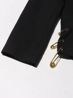 Blazer femme coupe slim orné d'une épingle à nourrice dorée revers cranté un bouton.