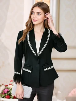 Blazer femme à revers cranté et poignets en plumes orné de strass col à un bouton coupe cintrée.