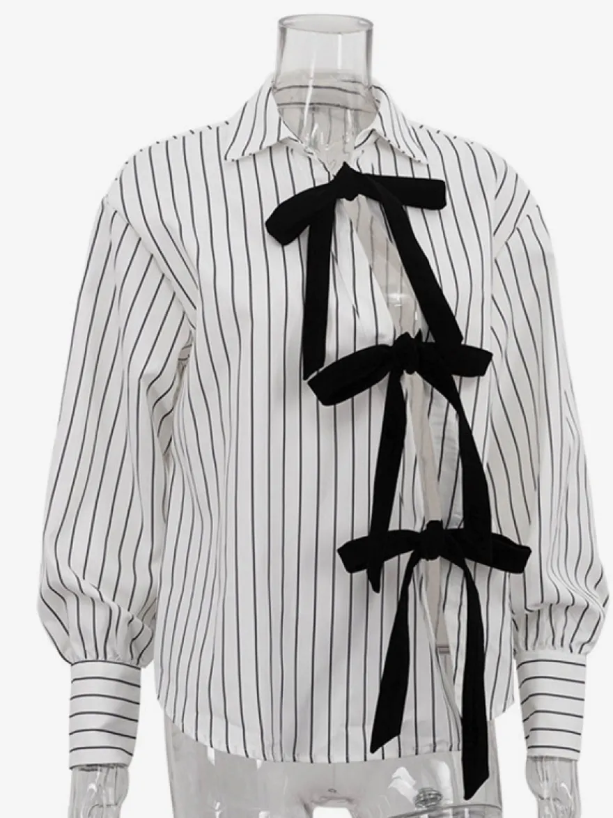 Blouse blanche pour femme col rabattu manches longues style décontracté avec nœuds.