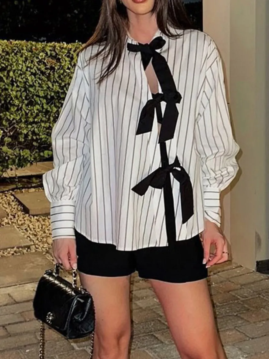 Blouse blanche pour femme col rabattu manches longues style décontracté avec nœuds.