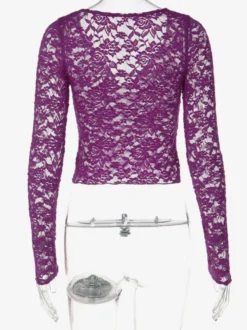 Blouse courte violette et noire en dentelle extensible transparente à manches longues et col en V découpée