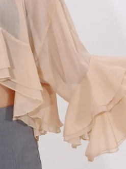 Blouse pour femme couleur saumon à volants plissée col montant manches longues chic