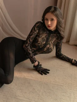 Body en dentelle à manches longues avec fermeture éclair sur le devant et entrejambe ouverte lingerie une pièce